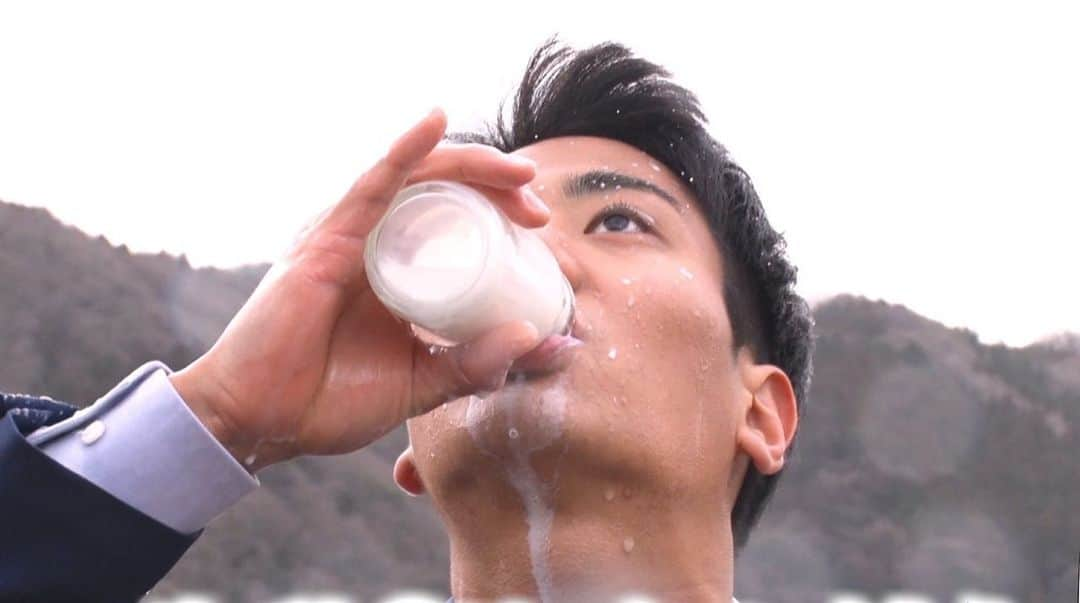 山本賢太のインスタグラム：「オェーー！🤮 最悪です！  牛乳は甘くて濃厚で美味しかったです。  #無限牛乳 #ドッキリGP #ぽかぽか」