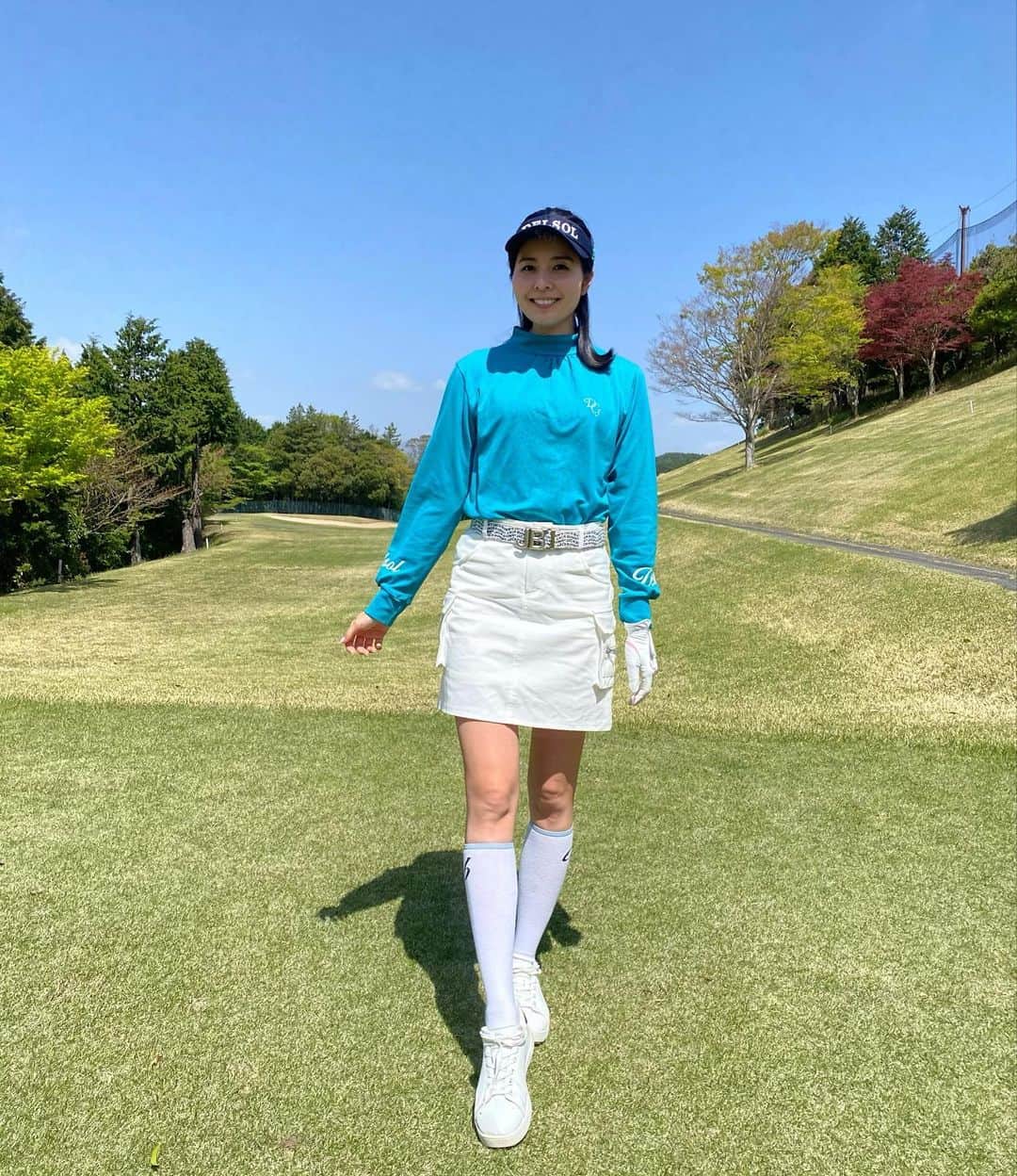 和田奈美佳のインスタグラム：「. 🔵スワイプして見てね🔵  先日のラウンドにて。 青空とリンクさせたコーデ。 お気に入りです👚  @delsolgolf   いろんな角度から見てください😊  ※長距離移動で少しだけシワに なってしまったのはご愛嬌🤭  #delsolgolf  #golf  #golfwear  #ゴルフ女子 #ゴルフウェア #和田奈美佳」