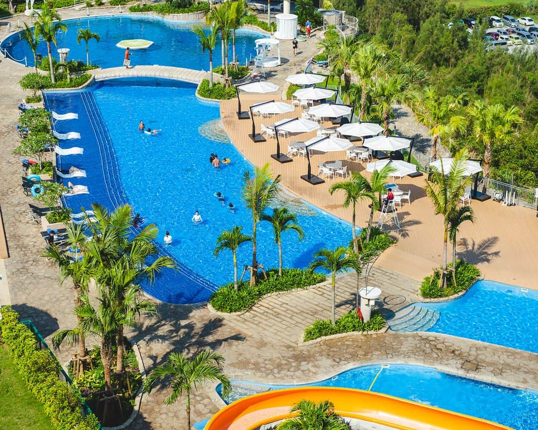 Okinawa Marriott Resort & Spa 【公式】のインスタグラム：「沖縄に海の季節到来！  「プール＆ランチ＋ビーチ」 「ナイトプール＆ディナー」 プランがスタートしました。  温水のガーデンプールに 沖縄の食材にこだわったランチや ディナーブッフェを楽しめるプランが登場！  3月に海開きを迎えた かりゆしビーチでの海遊びに加え、 県内最大級のホテルガーデンプールの利用と ランチブッフェがセットに。  もう一つのプラン「ナイトプール＆ディナー」では、 夕方のプールからディナーブッフェ、 さらにライトアップされた ナイトプールまでご利用いただけます。  お得なプランで、 春の沖縄を思いっきり満喫してくださいね！  プランについて詳しくは、  @okinawa.oriental.hotel プロフィールから ウェブサイトをご確認ください。  Pool and beach season has arrived in Okinawa along with two special plans from our hotel!  Pool & Lunch + Beach Plan: This plan includes use of our heated Garden Pool, use of the nearby Kariyushi Beach, and our buffet lunch which features an abundance of local produce.  Night Pool & Dinner Plan: This plan includes the use of our heated Garden Pool from the evening into the night with the beautiful illumination and our dinner buffet which has a large variety of items including unique Oriental Hotel menu items.  Enjoy Okinawa in sping with these great plans!  #沖縄プール付きホテル #名護プール #沖縄温水プール #沖縄リゾートホテルプール #沖縄プール  #沖縄ナイトプール #海開き #沖縄 #okinawa #やんばる #yanbaru  #沖縄旅行 #okinawatrip #沖縄観光 #名護  #沖縄大好き #家族旅 #女子旅  #女子旅行 #夫婦旅行 #記念日旅行  #沖縄ホテル #リゾートホテル  #オリエンタルホテル沖縄 #orientalhotelokinawa  #オリエンタルホテル #orientalhotel #ikyu_travel  #その物語を美しく」
