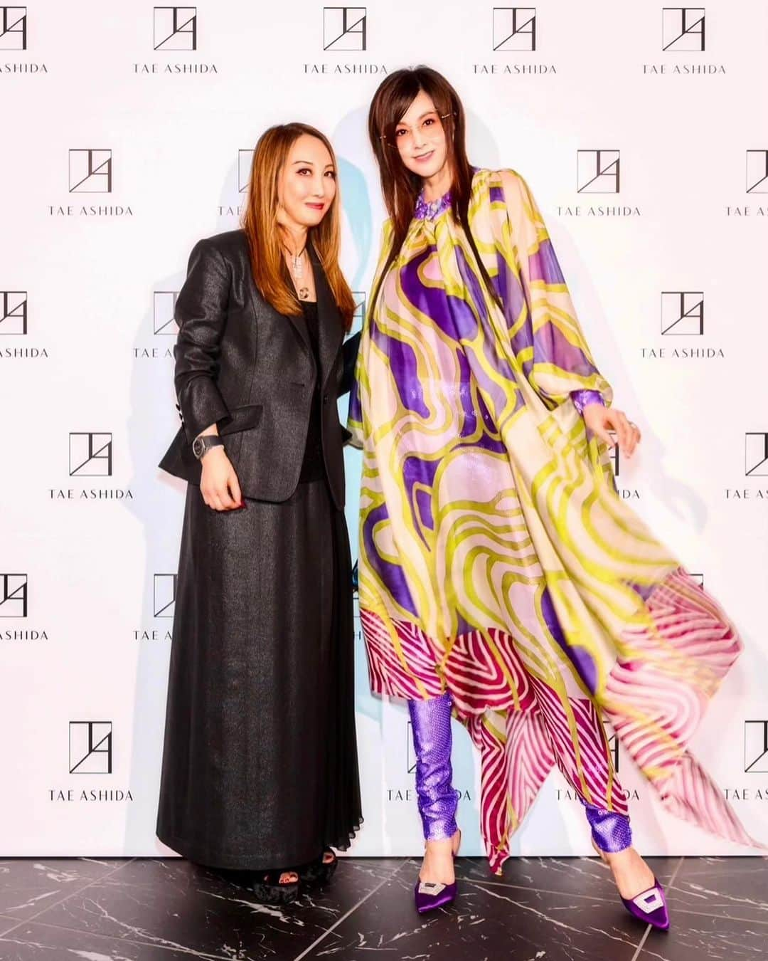 藤原紀香さんのインスタグラム写真 - (藤原紀香Instagram)「TAE ASHIDA AUTUMN WINTER COLLECTION 2023-2024✨  タエアシダのデザイナー親愛なる芦田多恵さんCollection⭐︎  華やかで、軽快なお洋服たちの数々、そこに、多恵さんならではのエレガンスが しかと 存在するコレクションでした✨  シルエット、色，素材にこだわりぬいた たくさんのジャケットたち♡  beautifulなプリーツ使いのマキシ丈のスカートや着心地よさげなパンツも多くて 秋冬が待ち遠しい♡  vividなアクセントカラーに目を奪われていたら、ラストには光沢感のある美しいドレスたちがずらり☺︎ ため息がでるほどluxeな空間でした✨ いつもながら、益々のPower UPしている多恵さんに乾杯🍾🥳  いつも麗しい高島礼子さんや、森口瑤子さんなどactorの先輩方にもお会いできました✨ ❤️❤︎LOVE❤︎❤️   Collection musicの立役者 SHUZOくんやメンズラインのこともまた書きますね〜❣️  #TAEASHIDA #AUTUMN WINTER COLLECTION 2023-2024  #フェス #fashion  #taeashida  #designer #芦田多恵 #elegance  #luxe #beauty  #fashionstyle  #fascinated  #gram  #高島礼子  #森口瑤子  #shuzo  （すべて敬称略）  @tae_ashida_official  Collectionはこちら✨  https://youtu.be/rM6qZDqbYy4  @hikarimirai_beauty  hair artist : @aya_y1996」4月15日 19時53分 - norika.fujiwara.official