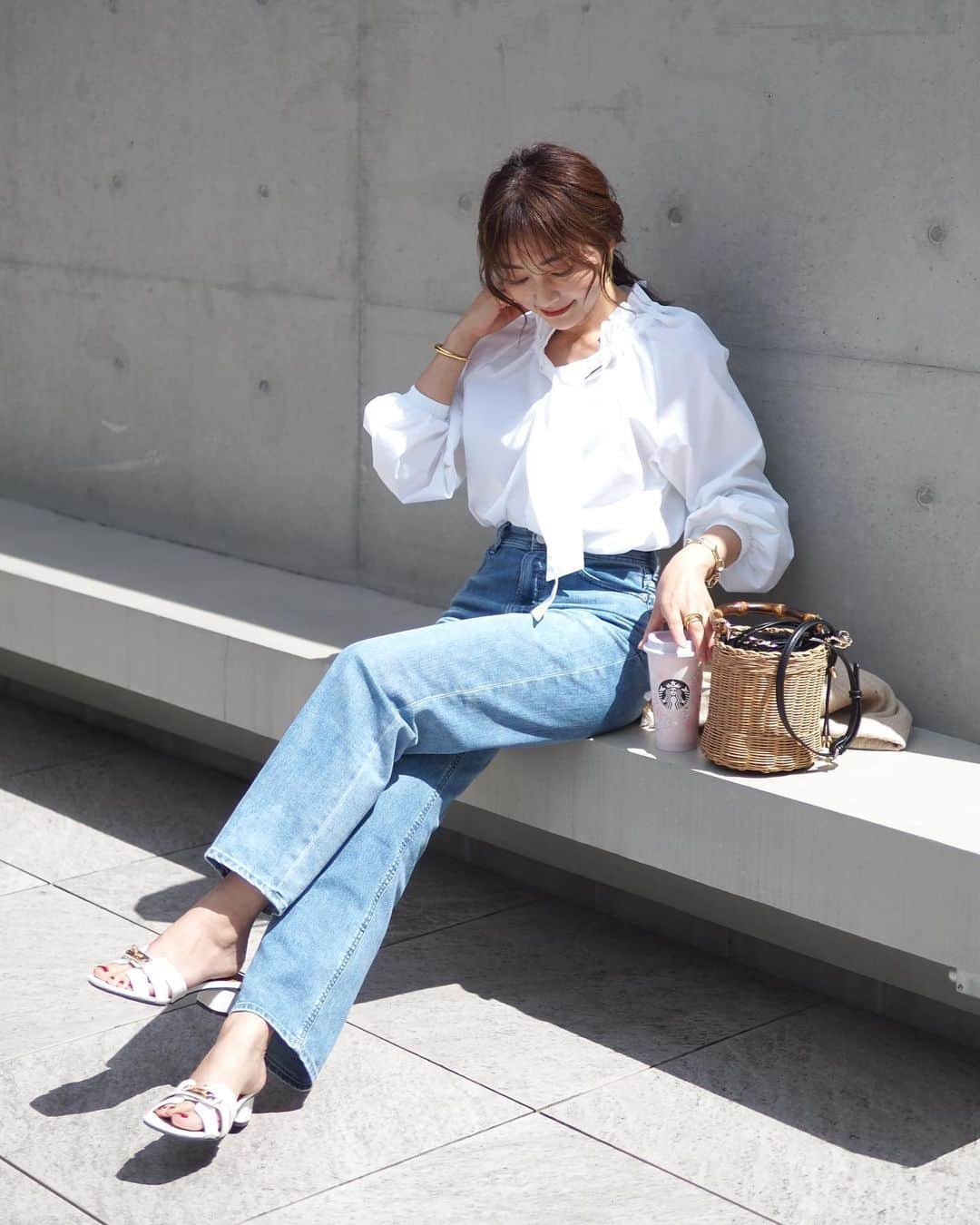 yoko178loveさんのインスタグラム写真 - (yoko178loveInstagram)「#coordinate  白シャツデニムにサンダルで 大人カジュアルコーデ  ゴールドパーツが可愛いサンダルは ローヒールで歩きやすいのも◎  シャツはボリュームたっぷりで 甘めなデザインが気になってます🙌  shoes  @vivian_collection_official  ✔︎新作春夏シューズ対象　2buy4,480円 単品買いでも20%OFF shirt  #plst jeans  #yanuk bag  #zara  #viviancollection #vivianshoes #vivianコーデ #白シャツ #デニムコーデ #サンダル#大人カジュアル #カジュアルコーデ #きれいめカジュアル #fashion#casual」4月15日 20時02分 - yoko178love