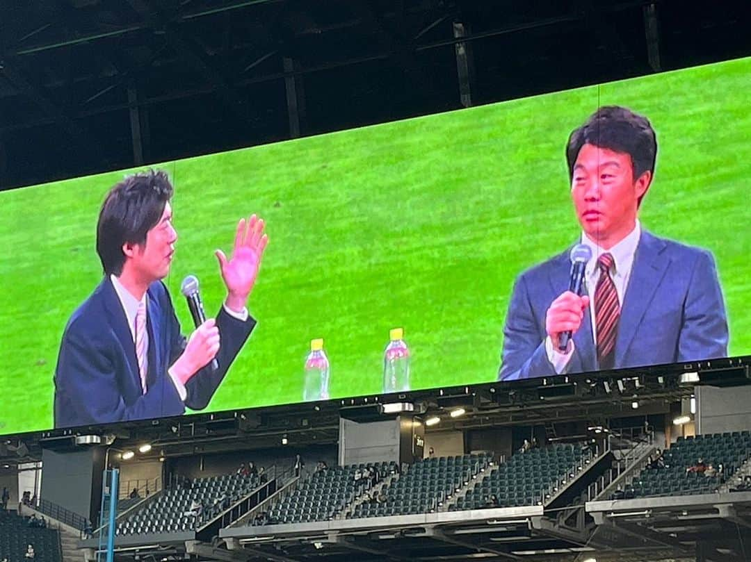 鶴岡慎也さんのインスタグラム写真 - (鶴岡慎也Instagram)「焚き火コンビ エスコンフィールド北海道で試合後に焚き火トーークコンビでトークショーをさせていただきました🙇 @hiroyuki_fuchikami   手探り感半端無い2人ですいませんでした😅  #lovefighters #エスコンフィールド北海道 #HBC #ラジオ #焚き火トーーク #トークショー」4月15日 19時56分 - shinya_tsuruoka