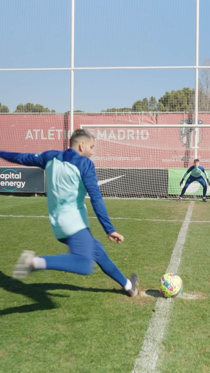 F2Freestylersのインスタグラム：「@angelcorrea32 that’s unstoppable! 🎯💥  NEW VIDEO OUT NOW! LINK IN BIO! 🎥  @football_supplements  @atleticodemadrid   #football #soccer #argentina #worldcup #correa #atleticomadrid」