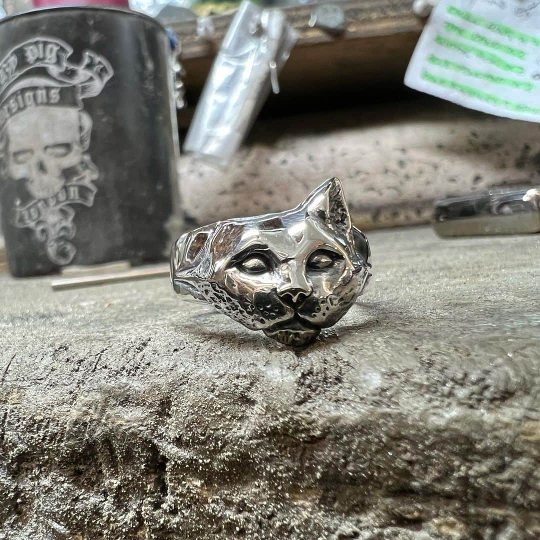 クレイジーピッグのインスタグラム：「Towards the end of last year, we received a message from Maxine who commissioned us to custom make a ring for her husbands 60th. Maxine wanted us to replicate Stan their beautiful Cat who is missing his right ear. We did this by removing the ear in the wax casting and sending off to be specially cast as a custom Stan Ring.  Thank you Maxine and Stan for trusting us with this special project! 🔥(Swipe for the best boy!) @demonknitter @scorchermidnight  • • • • • #crazypigdesigns #london #silverring #925silver #silverjewellery #handmade #rockandroll #heavymetal #gothic #skulls #skullfashion #gemstone #coventgarden #catring #customring #catsofinstagram #catlover」