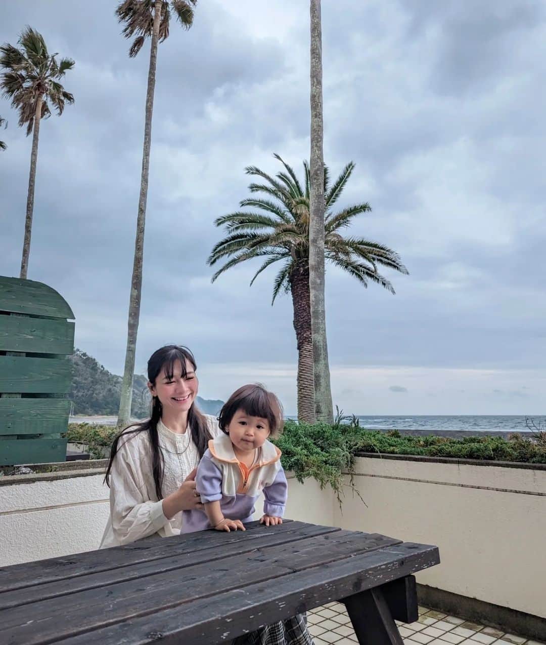 芳美リンさんのインスタグラム写真 - (芳美リンInstagram)「🗾千葉/鴨川　Chiba/Kamogawa  鴨川で南国リゾート気分♪  オーシャンビューの宿、 ホテルグリーンプラザ鴨川さんにて、 2度目の三世代旅(^^)  @hgpkamogawa  お庭に、ヤシの木やブランコがあり、 気分は南国🌊 ラナちゃんが指さしているの理由は、 グランパの呼ぶ声が、大浴場から聞こえたから。  浴場には、ベビーソープやオムツ用ごみ箱もあり、 一緒に温泉を楽しめます。♨  バイキングには離乳食もあり、 ベビーからシニアまで、どの世代でも満足できるメニューが嬉しいですね(^^)  海が目の前で、磯遊びの道具を借りれたり、 洗濯機もあり、かなり海遊びに便利そう！  岩場なので、もう少し👶歩行が安定したら、さらに楽しめそう🌊  個人的に嬉しかったのは豊富な漫画のラインナップ！ 👶かまってくれる人数多いとイイですね。（笑）  #HOTELGREENPLAZAKAMOGAWA#親子三世代#親子三世代旅行#三世代旅行#ベビーウェルカムの宿#千葉旅行#温泉旅行#温泉ソムリエ#トラベルトドラー #sponsored #温泉 #家族旅行 #ホテル #ホテルグリーンプラザ #ホテルグリーンプラザの思い出 #鴨川 #房総 #ホテルグリーンプラザ鴨川」4月15日 19時59分 - lynn.lynn5