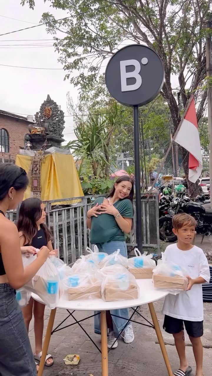 Jennifer Bachdimのインスタグラム：「Bagi2 bersama 🙏🏼❤️ Most precious moments from yesterday, sharing love, happiness, kindness and food is only a little thing we can do for our community ❤️🙏🏼 Makes my heart happy to see the smiles on everyone’s faces 🥹 #givingback #teamBachdim #bukapuasa」