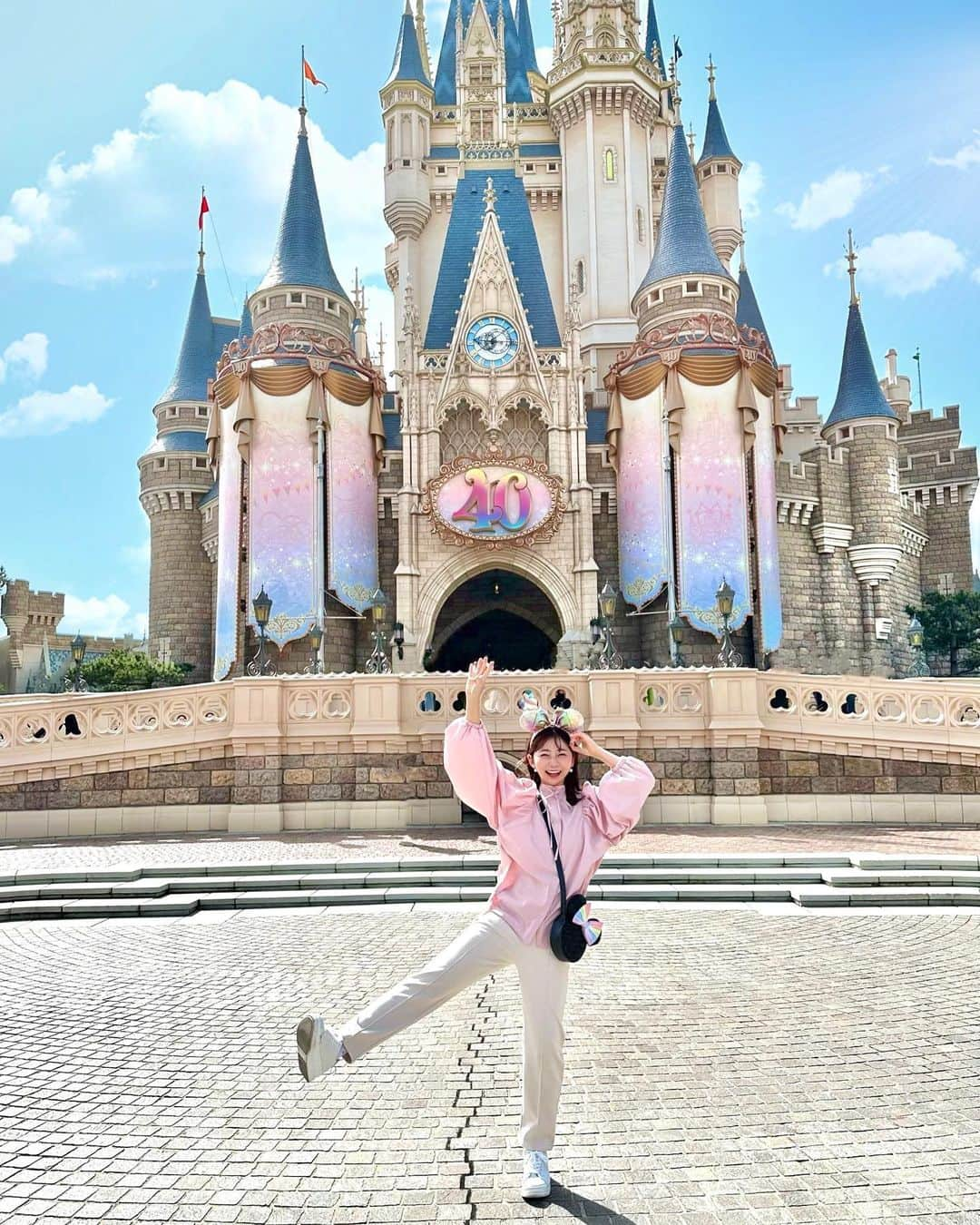 横田亜美さんのインスタグラム写真 - (横田亜美Instagram)「. 40周年行ってきました✨ . お城🏰が可愛すぎて テンション上がったポーズ🧏🏻‍♀️💞 . 手も地味に40やってる 笑 . . #東京ディズニーランド #ディズニーカチューシャ #ディズニーコーデ #東京ディズニーリゾート #東京ディズニーリゾート #ディズニーランド #ボンボヤージュ #ディズニー写真部 #ディズニーグッズ #春ブラウス #ブラウスコーデ #ブラウス #シンデレラ城 #30代コーデ #30代 #30代ファッション #ディズニー40周年 #tokyodisneyland #tokyodisneyresort #tdl #tds」4月15日 20時00分 - amimi0218