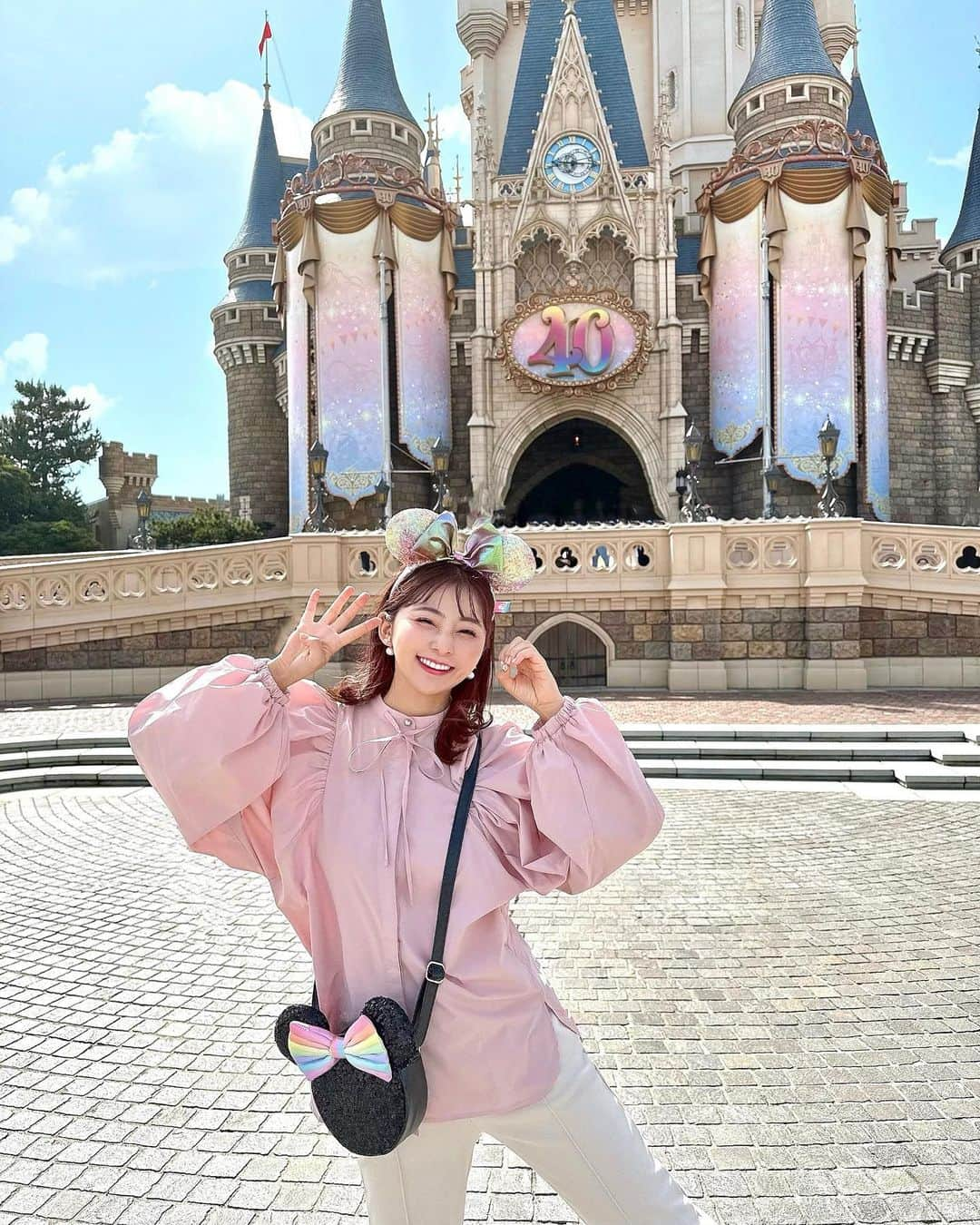 横田亜美さんのインスタグラム写真 - (横田亜美Instagram)「. 40周年行ってきました✨ . お城🏰が可愛すぎて テンション上がったポーズ🧏🏻‍♀️💞 . 手も地味に40やってる 笑 . . #東京ディズニーランド #ディズニーカチューシャ #ディズニーコーデ #東京ディズニーリゾート #東京ディズニーリゾート #ディズニーランド #ボンボヤージュ #ディズニー写真部 #ディズニーグッズ #春ブラウス #ブラウスコーデ #ブラウス #シンデレラ城 #30代コーデ #30代 #30代ファッション #ディズニー40周年 #tokyodisneyland #tokyodisneyresort #tdl #tds」4月15日 20時00分 - amimi0218