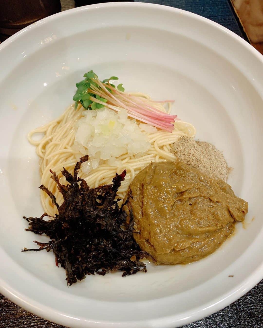 前野悠介さんのインスタグラム写真 - (前野悠介Instagram)「久々に帰ったら猫が新婚くらいひっついて来てトイレすら行かれへん（畠山に面倒見てもらってた） なので、猫に引っ付かれながら大阪で食べたラーメンの写真でもあげます。 ちなみに、三泊です。」4月15日 20時11分 - maenoyuusuke