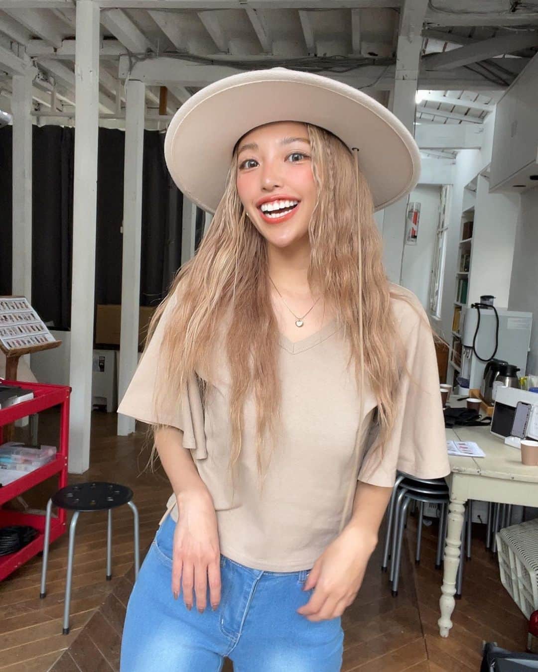 のインスタグラム：「手が恐竜だけどな🦖🤣🤣✨  #shooting #work #casual #healthylifestyle」