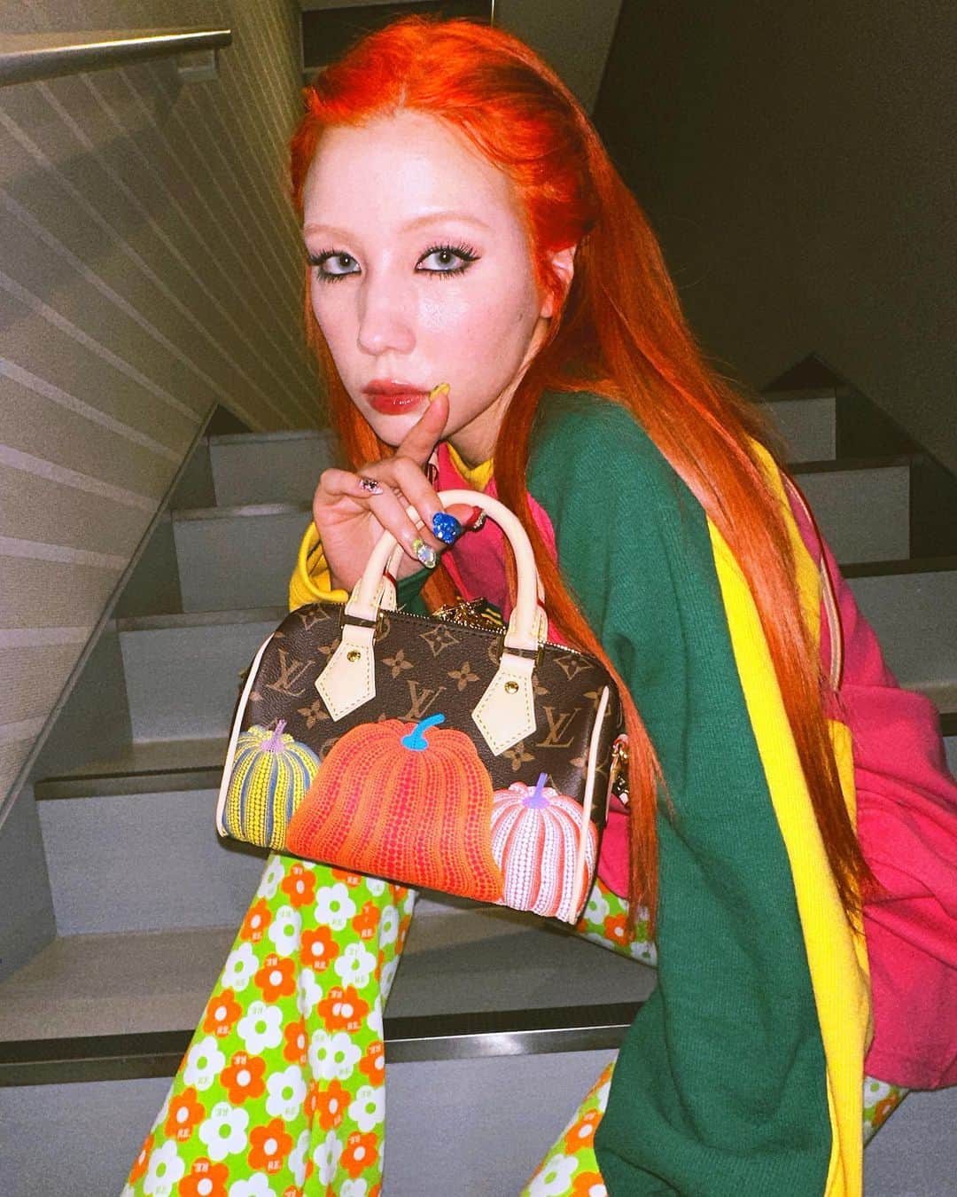 仲里依紗のインスタグラム：「大好きな草間さん✖︎LOUIS VUITTON🎃🔴🟡🟣🟢🔵 ミニサイズのスピーディ・バンドリエールははじめましてだからさらにうれぴぃっっ🥹❤️  パンプキンとたくさん旅したい🎃❣️❣️❣️  #lvxyayoikusama  #lvfashion  @louisvuitton」