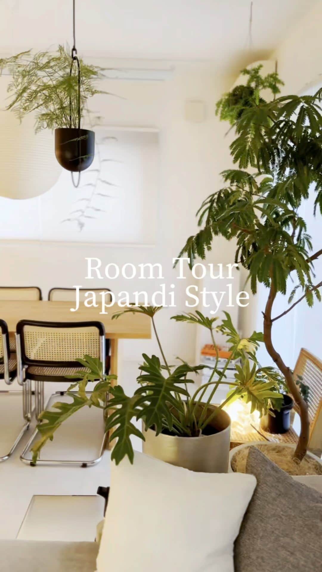 akaneのインスタグラム：「2023.4.15  久しぶりのroom tourです🏠  japandiと言えるのか？ ミックススタイルですが ミニマルなインテリアがやっぱり落ち着くので シンプルになってきました〜🤭  チェストの上がまだ納得いかず💦 プリンターをどうにしたい！ チェストの中に収納して 可動式で引き出せるように改良したいと思っています💦  まだまだ収納の見直しも必要そうです🥺  #interior#interiør #interiors #interiör  #interiordesign #japandi#japandistyle  #mnml#roomtour  #インテリア #ジャパンディ#ジャパンディスタイル#ジャパンディインテリア #ミックスインテリア#海外インテリア#ミニマルインテリア#インテリアコーディネート #リビングダイニング#リビンインテリア#インテリアコーディネーター#整理収納アドバイザー」