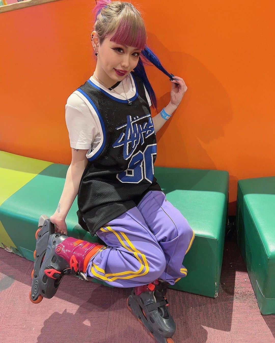 のインスタグラム：「． ちょっと前にスポッチャ行ってきた🌟 ローラースケート小さい頃から好きで いっぱい滑ってきた🛼💓💞 また行こーっと🦋💍 ･ ･ ･  #スポッチャ  #ローラースケート   #instagram  #instamood  #instagood」