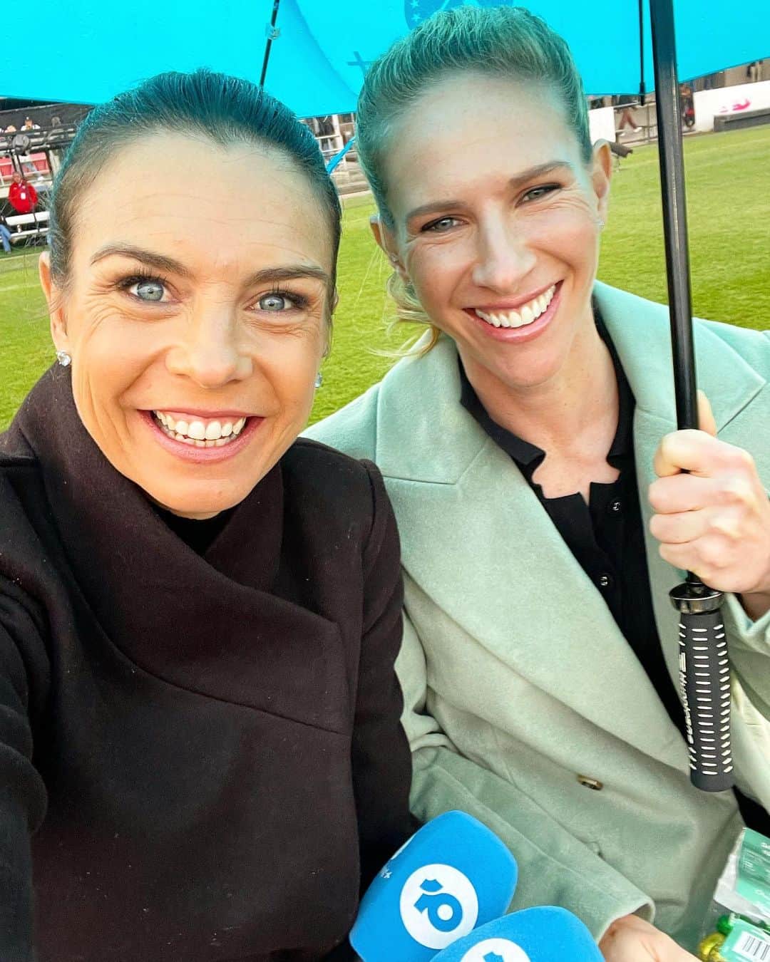 イリース・ケロンド・ナイトのインスタグラム：「Into the prelims! What a game to enjoy from the sideline. Found my new talent in umbrella holding for @niavowens. Proud of those stoic gals @gomvfc.   🙏 @featherandnoise」