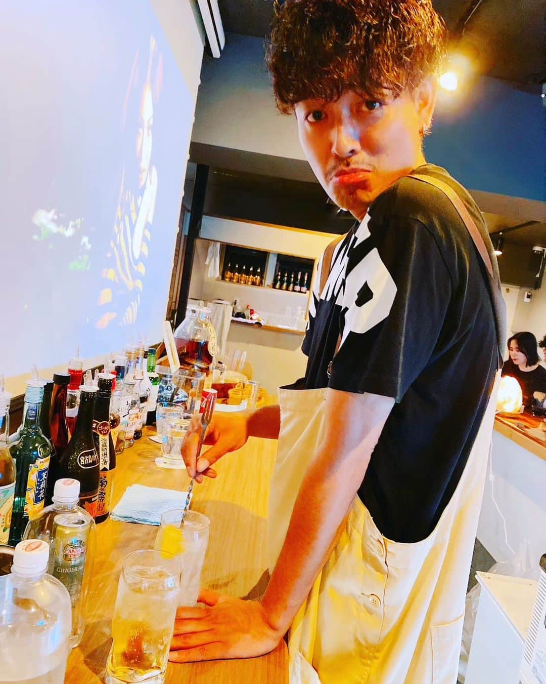 中村昌也のインスタグラム：「ぶりっ子して、お酒作ってます❕ 雨ですがお待ちしております😆 宮古島市平良下里646-2 バロックビル6階 #宮古島 #沖縄 #宮古島バー #miyakojima #miyakojimabar #バーイズ #イズ #baris #is #newopen #居酒屋 #海 #beach #japan #中村昌也#宮古島旅行 #宮古島移住」