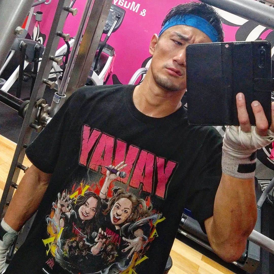 梅野源治のインスタグラム：「勝手にジムに送られてきたぞ デザイナーまで同じにして これ著作権侵害だろ  こんなのいらねーよ　 ふざけるな @hy4_4yh   今回は着てやるから……… #もう絶対に俺の試合には来るなよ」