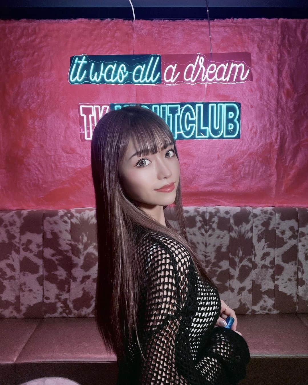 のインスタグラム：「久々TK😮🖤🤍 @shein_japan のイベントで カラフルなブースがたくさんあったよ🍒✨  @shine_hookah_official のミントおいしかった😶‍🌫️  #shein #shinehookah #tokyo #shibuya  #fashion #tknc #tknightclub #color」