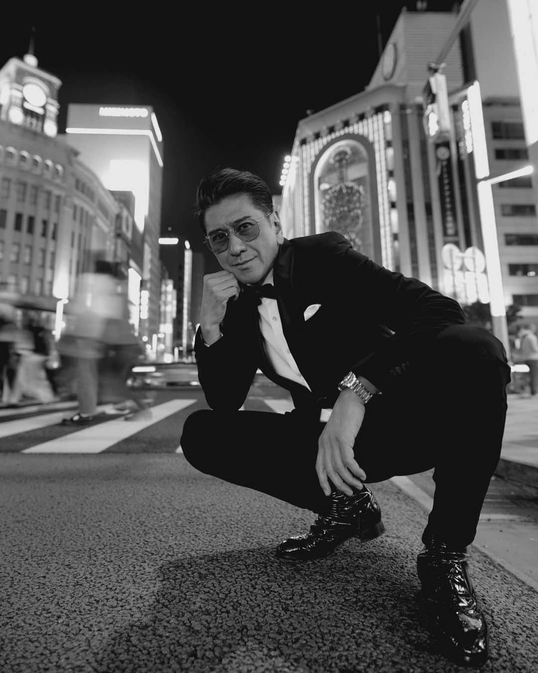 川崎麻世さんのインスタグラム写真 - (川崎麻世Instagram)「銀座の交差点でポーズを取ってみた😆  #ginza #銀座  #rayban」4月15日 20時18分 - mayokawasaki
