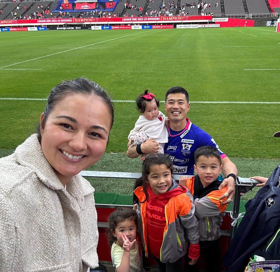 エリナ シルカのインスタグラム：「Rugby game in Osaka ☔️ 負けちゃったけど、めっちゃ面白い試合だった！レッドハリケーンズのホームスタジアム最高👏👏👏」
