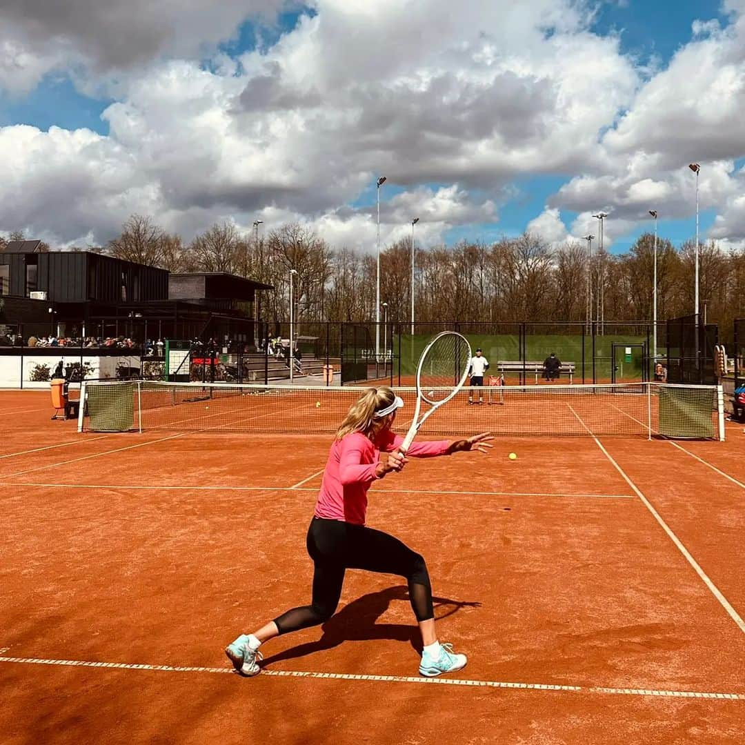 エリーゼ・メルテンスのインスタグラム：「My date on a Saturday 🎾🧡 Have a good weekend 🤗 #everydayisanewday #clayseason」