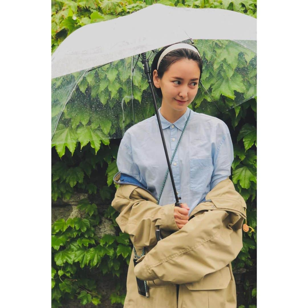 永池南津子のインスタグラム：「朝から降り続ける春の雨。 久しぶりの雨に植物達が喜んで、緑も深くなっていましたね。 優しいシトシトの音に私も癒されました。 #春の雨 #rain #spring #portrait #phtography #永池南津子」