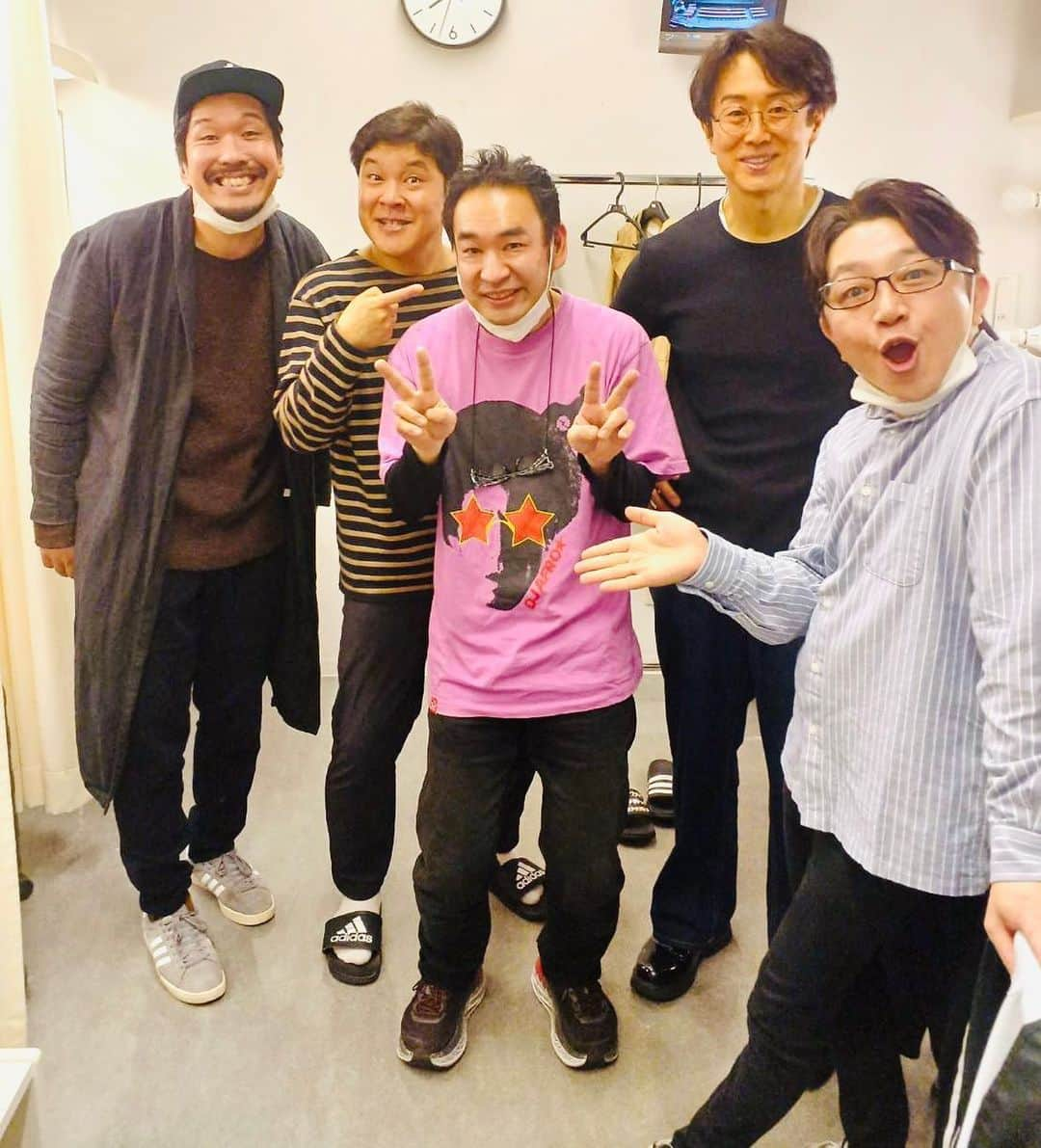 辻本耕志さんのインスタグラム写真 - (辻本耕志Instagram)「本日、お昼と夜、ご来場くださった皆様、ありがとうございました。今夜はふんどしおじさんの小林けんいちさんが来てくれました。久しぶり。 明日、千秋楽。 劇場でお待ちしてます。 #シアターコントロニカ  #回廊」4月15日 20時26分 - tsujimotokouji