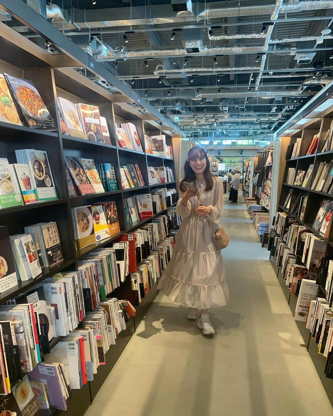 坂本 愛玲菜さんのインスタグラム写真 - (坂本 愛玲菜Instagram)「リフレッシュday☺️🌿📚  #本屋さん大好き #何時間も居れちゃう  #糸島 #蔦屋書店」4月15日 20時28分 - erena_hkt48