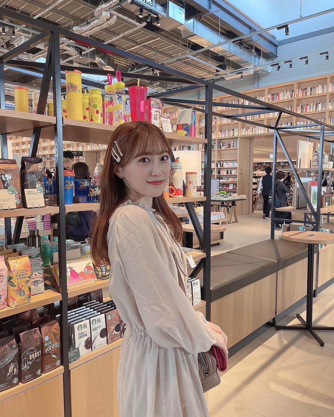 坂本 愛玲菜さんのインスタグラム写真 - (坂本 愛玲菜Instagram)「リフレッシュday☺️🌿📚  #本屋さん大好き #何時間も居れちゃう  #糸島 #蔦屋書店」4月15日 20時28分 - erena_hkt48