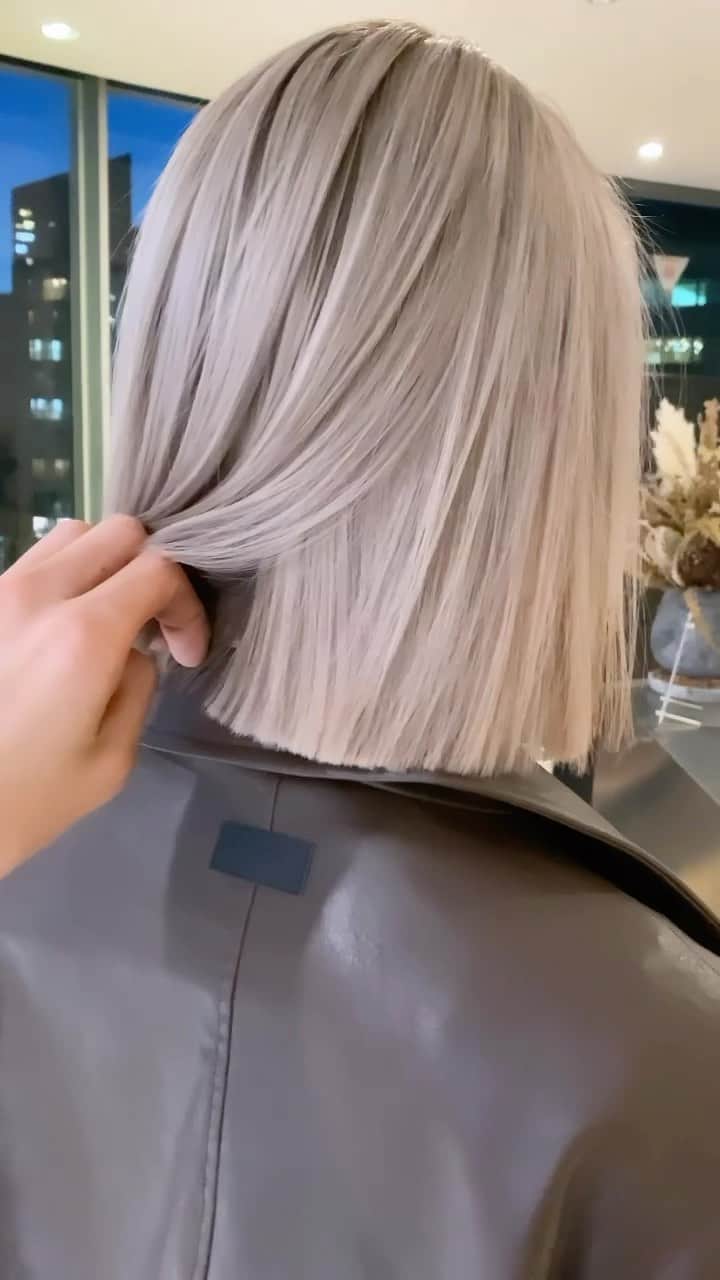 MORIZO カラースペシャリストのインスタグラム：「light beige roots 根元は暗くしすぎないのが今の気分☺︎ いつもワントーンの人はちょっとした変化を楽しめます！ イメージは外人さんの透ける地毛的な感じ」