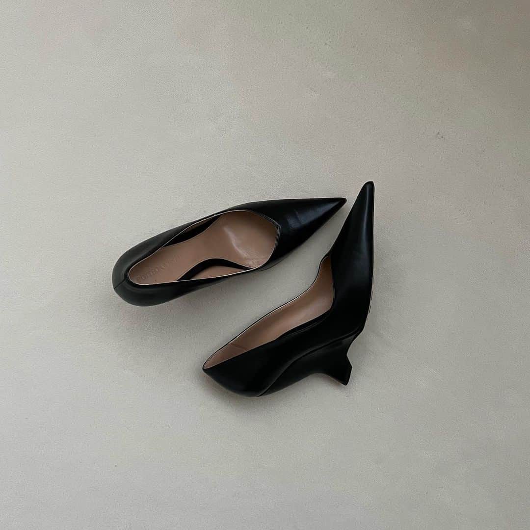 申真衣のインスタグラム：「4年ぶりに買ったハイヒール🖤  #もはや産後ではない」