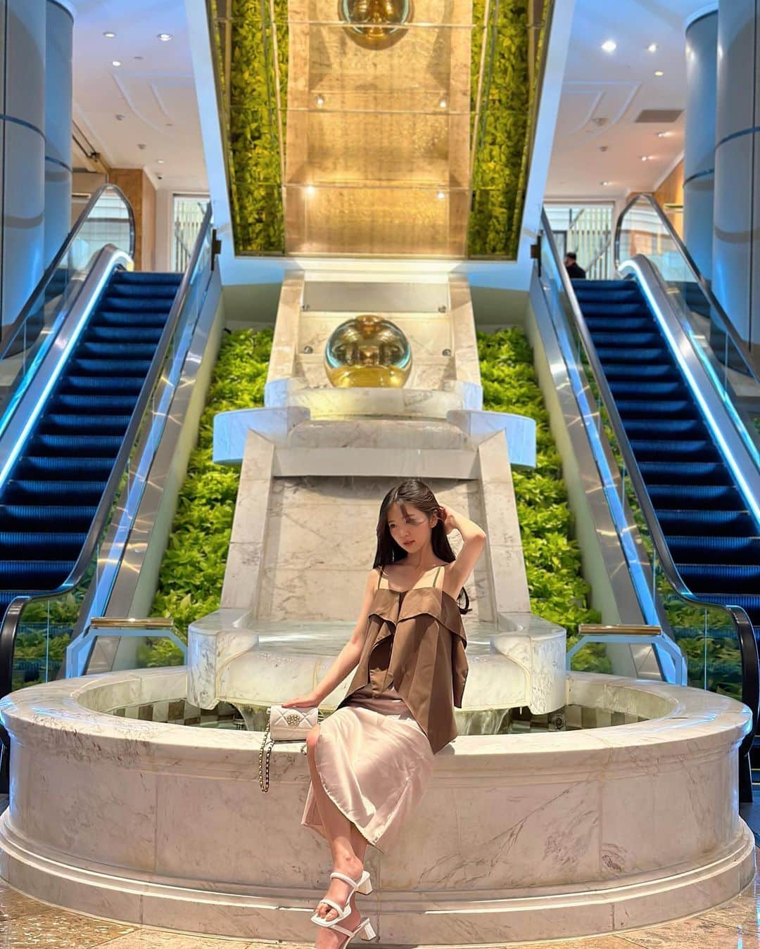 めいさんのインスタグラム写真 - (めいInstagram)「— 毎回の出会いは最後まで歩けないかもしれないけど、毎回の出会いは意義があるんだ。  ・ ・ ・　 ・ ・ ・  —  #instapic#日本#dior#寫真#portrait#사진#hotel#taiwan#커피#ポートレート#japanesegirl#beauty#japan#photo_jpn#hermes#섹시#photo#paris#フォロー#撮影#model#view#spring#taiwanese#follow#portraitsedition  並非每場相遇都有結局，但每場相遇都有意義。」4月15日 20時33分 - meitienlin1125