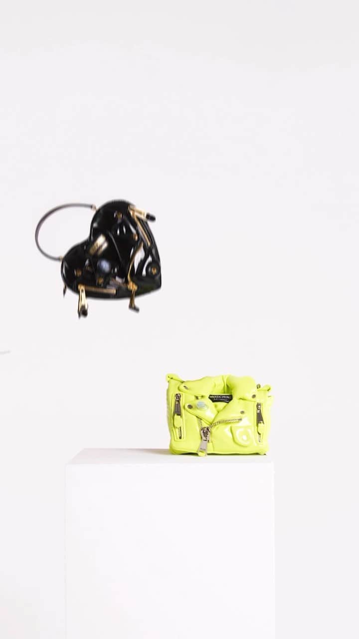 Moschinoのインスタグラム：「Alright, we might’ve gotten carried away. ❤️💨 The iconic #MoschinoBikerBag becomes heart-shaped, becomes inflatable. All of your favorite Moschino elements come together to make this show-stopping, statement bag. Head to moschino.com to discover the Spring/Summer 2023 selection. #moschinoss23」
