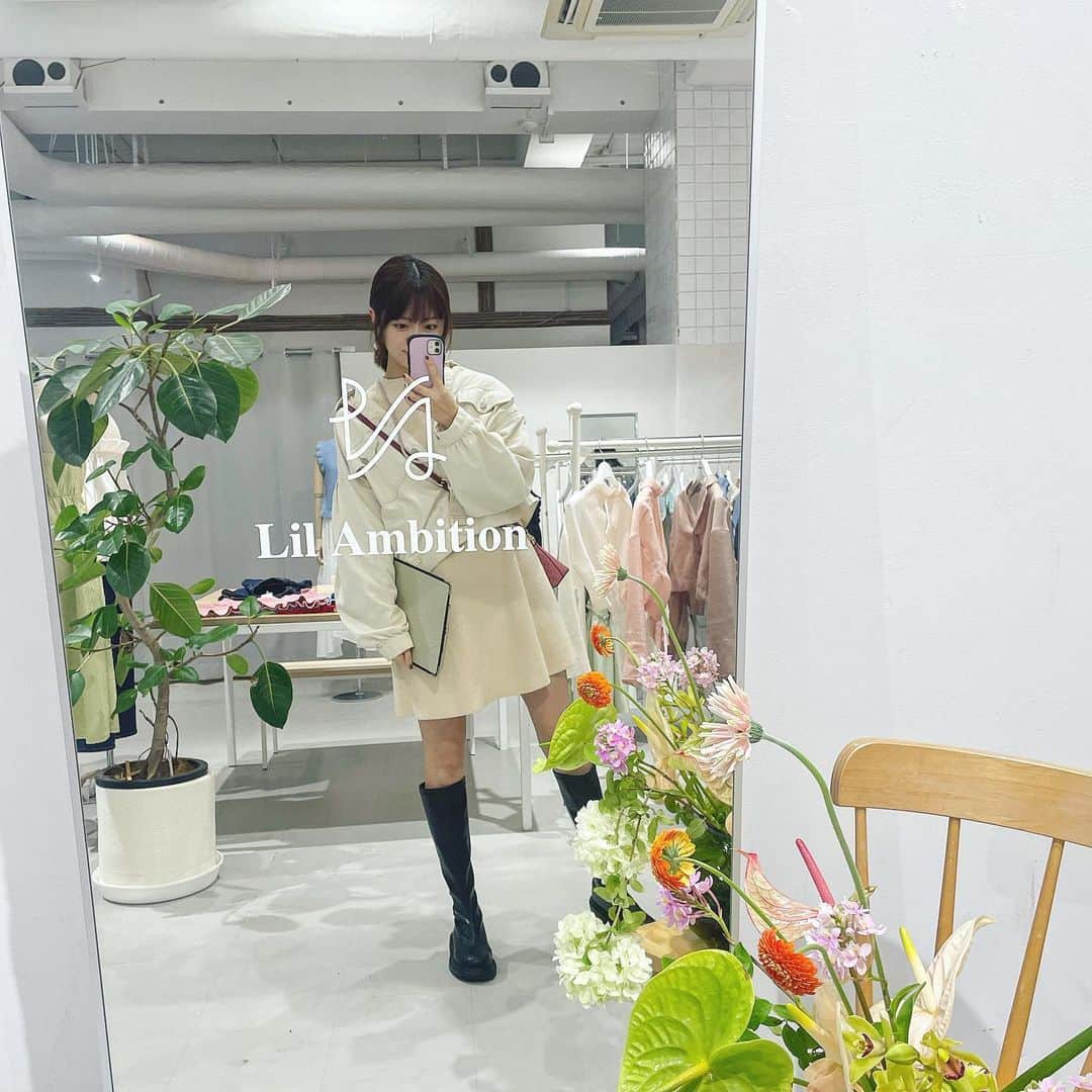吉川茉優のインスタグラム：「． Lil Ambitionさんの展示会に行ってきました❤︎  可愛すぎる夏服に出会ってしまった🙈届くのたのしみ…！  5月には渋谷に広告も出ます🫶  ももちさんにお会い出来て嬉しかったですっっ😊  #lilambition #ももち芸人 #夏服 #展示会 #fashion #instagood #instalike #instafashion」