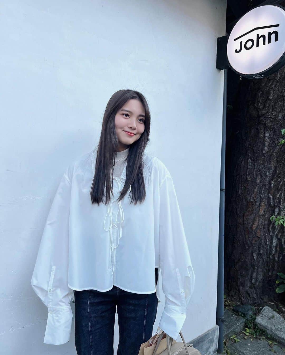 岡山友里愛のインスタグラム：「白シャツ＋デニムの季節やってきた✌︎♡」
