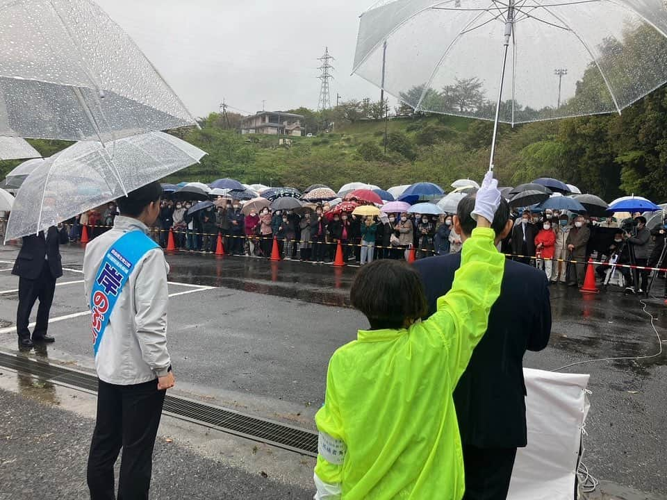 菅義偉さんのインスタグラム写真 - (菅義偉Instagram)「ゆめタウン下松前、光市総合体育館前で応援演説を行いました。  下松市、岩国市、光市、都井市、 周防大島町、和木町、上関町、田布施町、平生町、周南市（旧熊毛町）にお住まいの皆様には  岸のぶちよ  に力強いご支援をお願い申し上げます。  #衆議院補選　#山口2区　#岸信千世」4月15日 20時36分 - suga.yoshihide