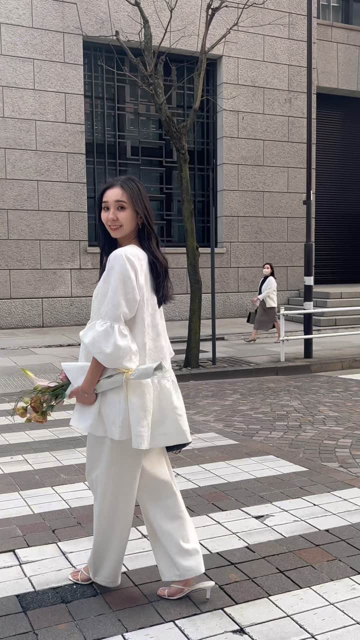 鈴木詩織のインスタグラム：「このオールホワイトコーデたまらなく好き🫶🏻  チュニック第二弾は羽のような模様が施されています✨ 前回より生地も軽やかな春夏ver.ですが、こちらも長い期間着て頂けます🤭  ⁡ ⁡ @meri.onlinestore コラボチュニック第二弾👗 4/25(火)20:00〜発売開始です🛒  ⁡ ⁡ ⁡ ⁡  #shiorin_styling#meri#ミーリー#チュニック#チュニックコーデ#チュニックブラウス#ミリコのミリ活」