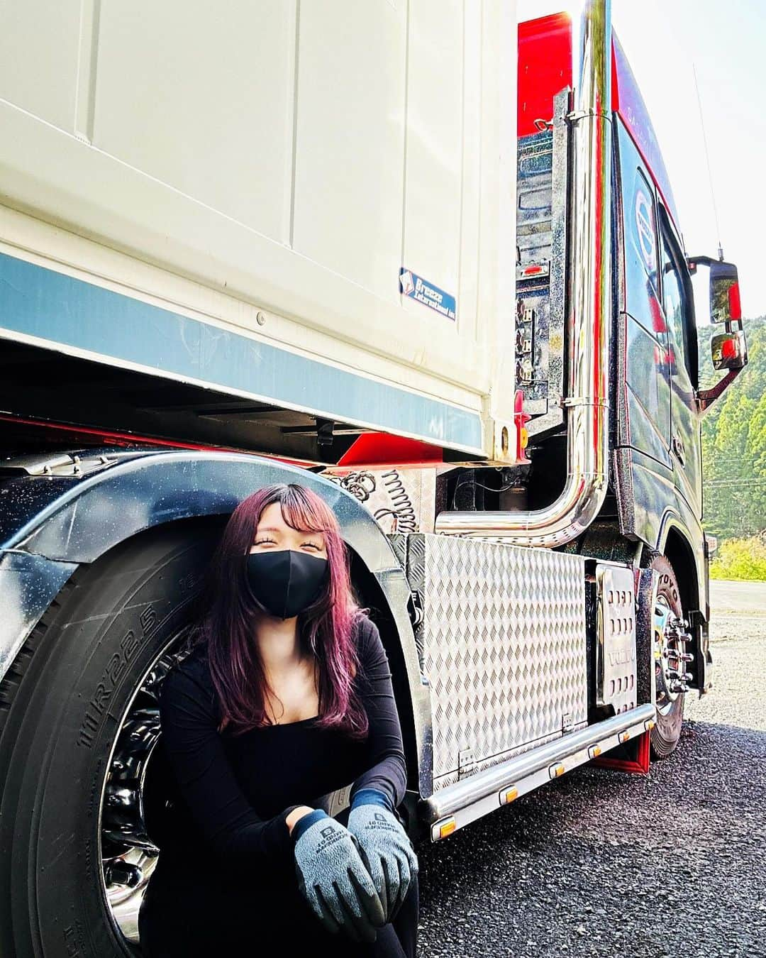 佐々木梨乃さんのインスタグラム写真 - (佐々木梨乃Instagram)「🛞💜🧏🏻‍♀️   #volvotruck  #volvo #volvodriver   #愛車 #指定席 #楽しい毎日  #トラックドライバー  #ボルボ  #トレーラー #笑う #スマイル #手袋」4月15日 20時40分 - sr8x4volvo