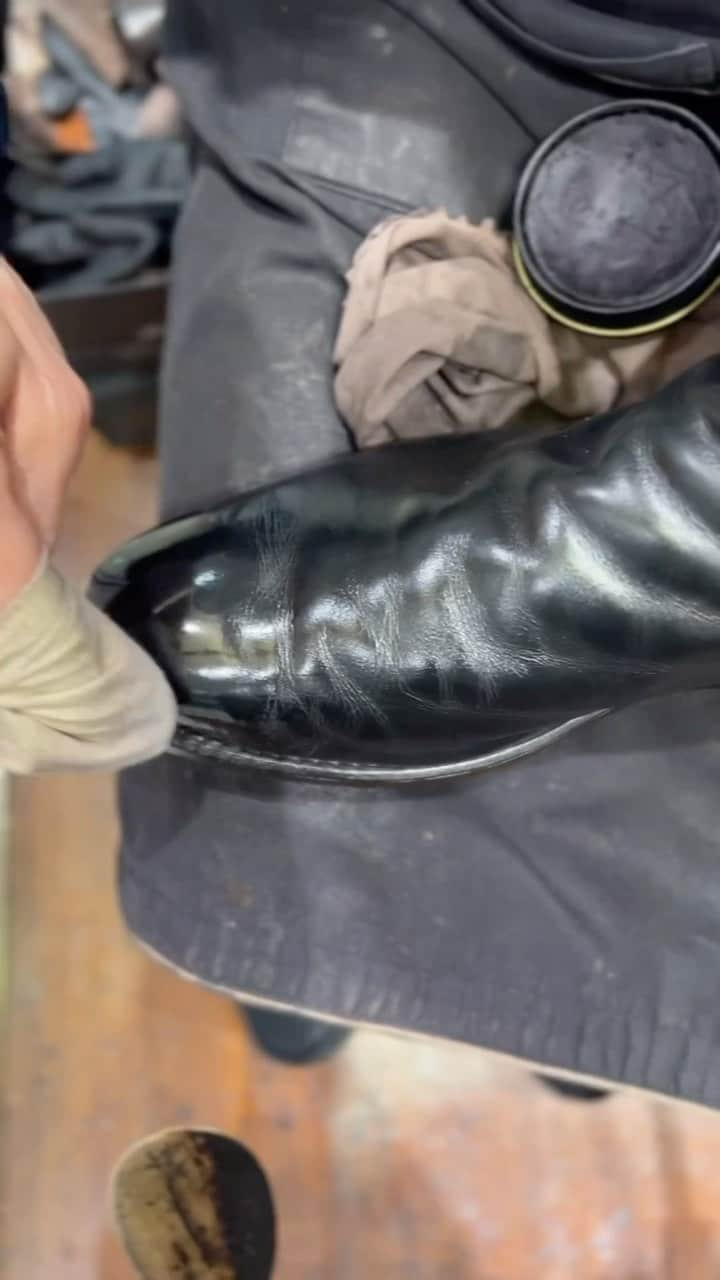 bootblack_officialのインスタグラム：「Boot Black shoeshine service available at @tasselshongkong 🇭🇰  #shoeshine #shoecare #shoepolish #tasselslandmark #mirrorshine #bootblackjapan #premium #professional」