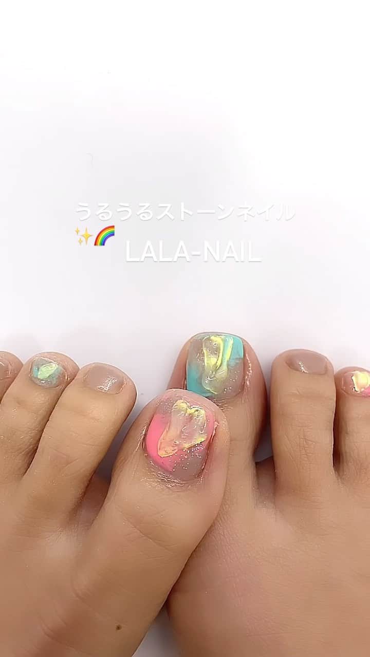 ETSUKOのインスタグラム：「フットネイルの季節👣 ネンドジェルで作ったレインボーのストーンが可愛いです✨🌈✨  #春ネイル#instanails #nails#lalanail#ネイル#プライベートネイルサロン #横浜#手書きネイル#個性派ネイル#大人ネイル #キラキラ#キラキラネイル#オーロラネイル #フットネイル＃春フットネイル#美甲#美甲設計 #美甲店 #네일#네일아트」