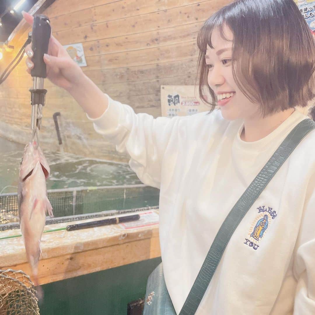 平崎里奈さんのインスタグラム写真 - (平崎里奈Instagram)「お魚を釣って食べられるお店です🎣 釣るの下手すぎて店員さんたちすごい見守ってくれてたの🤣 楽しかった〜また行きたい🩵」4月15日 20時44分 - hirasakirina