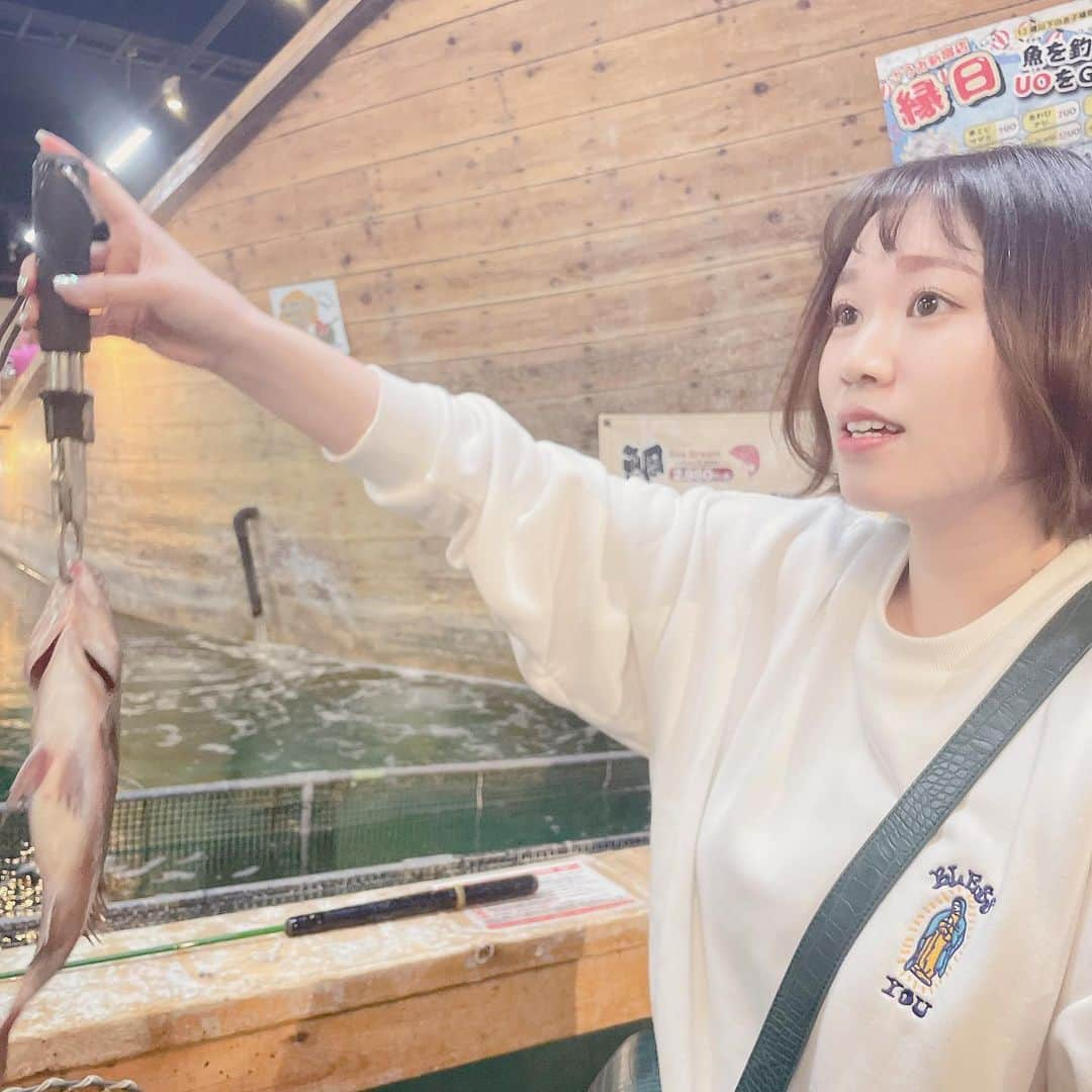 平崎里奈さんのインスタグラム写真 - (平崎里奈Instagram)「お魚を釣って食べられるお店です🎣 釣るの下手すぎて店員さんたちすごい見守ってくれてたの🤣 楽しかった〜また行きたい🩵」4月15日 20時44分 - hirasakirina