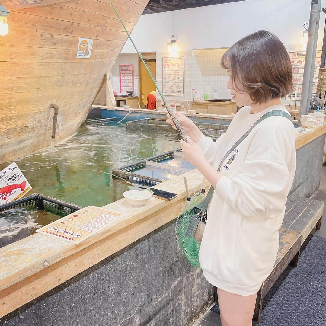 平崎里奈のインスタグラム：「お魚を釣って食べられるお店です🎣 釣るの下手すぎて店員さんたちすごい見守ってくれてたの🤣 楽しかった〜また行きたい🩵」