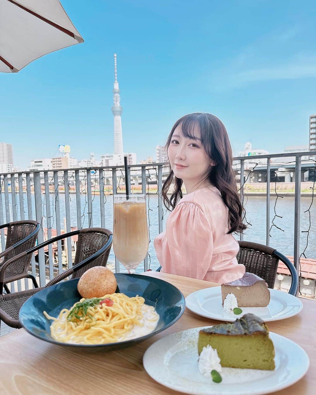 倉咲奈央のインスタグラム：「水曜日のダウンタウンのロケ地にもなった カフェに行ってきた〜🍰  ランチパスタと抹茶&ほうじ茶のバスクチーズケーキを頂きました〜🤤  パスタはモチモチで、一緒についてくるパンも柔らかくって美味でした！！  ほうじ茶と抹茶のバスクチーズケーキは、お茶の風味から濃厚なチーズの香りがして甘いものが好きな人にはおすすめ🤤  お店の方にQRコード見せると特典が頂けるみたい！  PR @asg_kawadoko #バスクチーズケーキ #あさげカフェ #蔵前グルメ #浅草グルメ #隅田川ブリューイング #隅田川テラス #asg_kawadoko #蔵前カフェ」