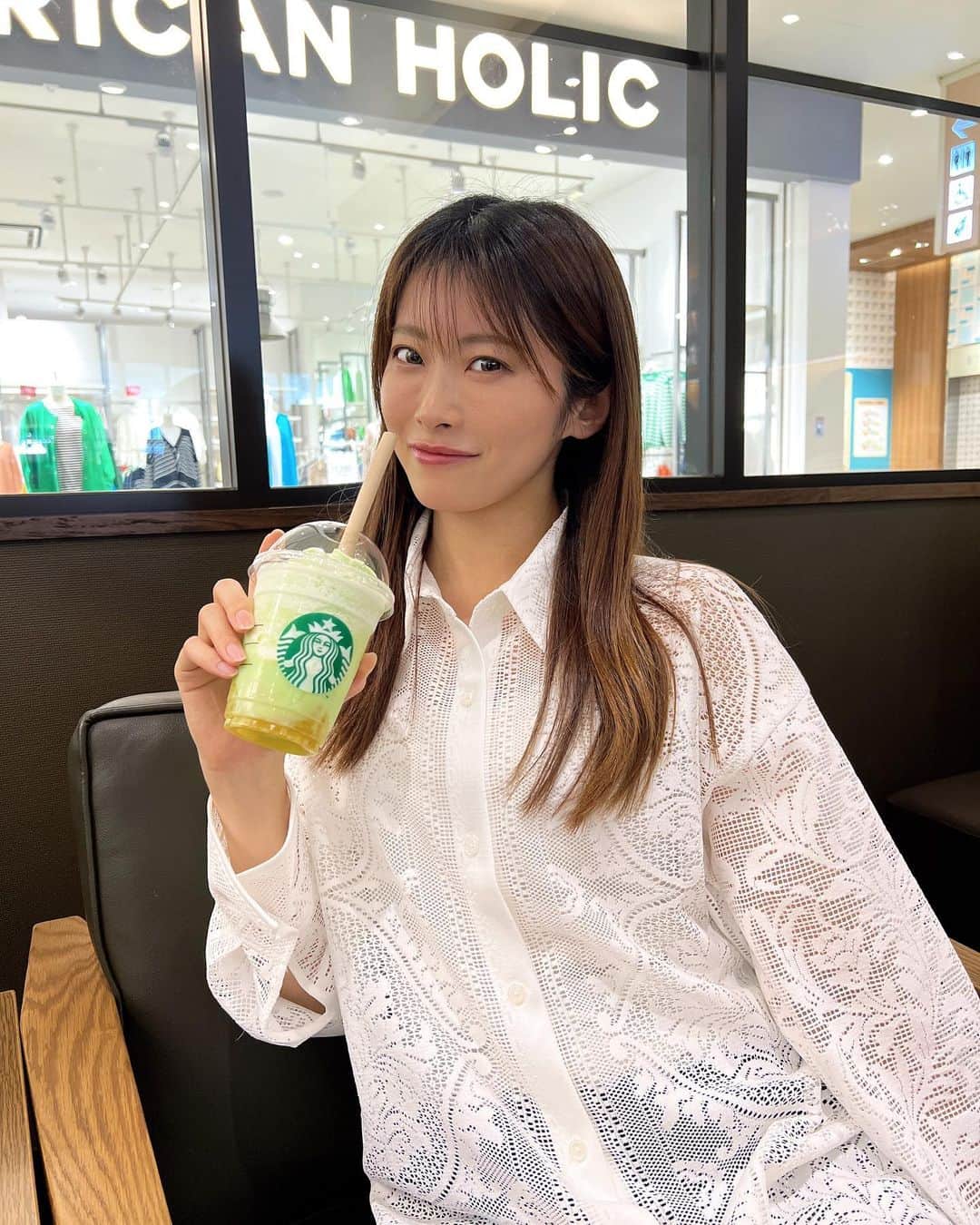のインスタグラム：「🍈🍈 至福の #メロンフラペチーノ   @fray_id の展示会でオーダーしたレースシャツが可愛くてすぐ着た🫶  来週美容クリニックとエステ行けるの楽しみ〜☺️✨ やっと復活！！ . . #frayid #ootd #fashionstyle #todaystyle #outfit #レースシャツ #今日のコーデ #美容オタク #美容医療 #ダイエット #todaylook #ファッションコーデ #私服 #春夏コーデ #女の子ママ #ママコーデ #産後ダイエット」