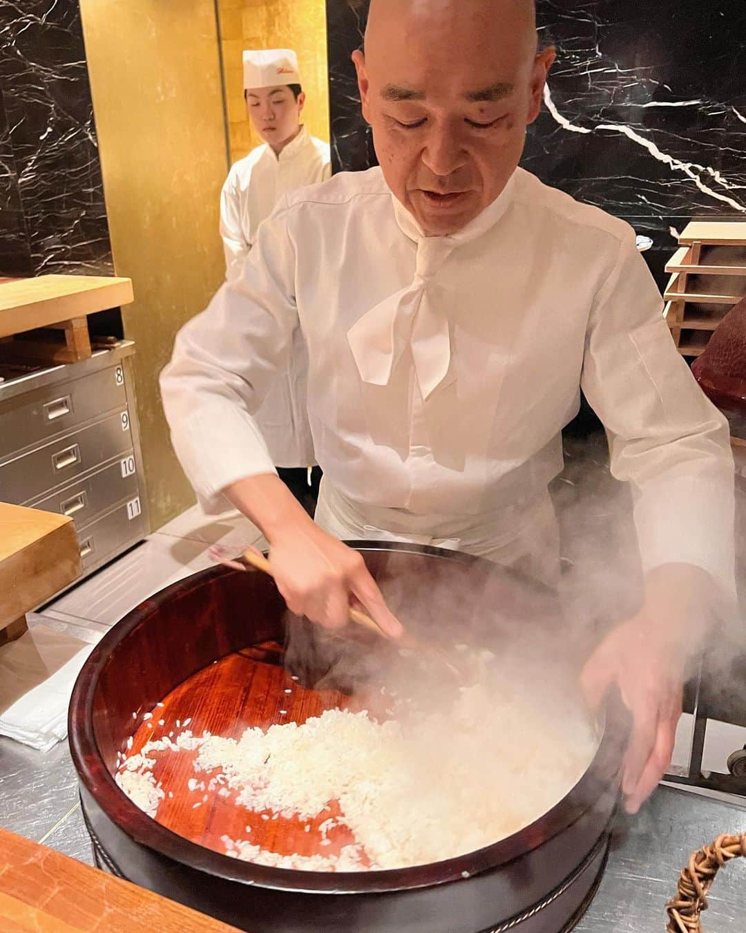 キンバリー・アン・ウォーテマス・ティアムシリのインスタグラム：「The details of every bite  EXQUISITE! 🍣🇯🇵 Thank YOU @adventurescc again naka for making our last dinner in Japan so memorable🤍」
