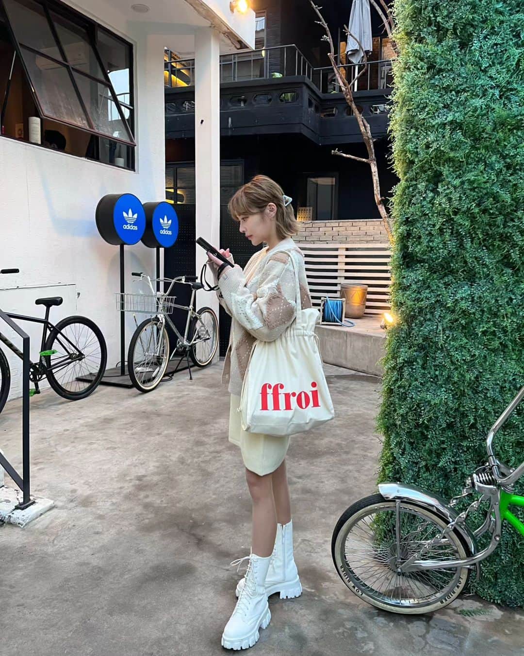 エリナさんのインスタグラム写真 - (エリナInstagram)「使い勝手よすぎエコバック♥️ オーダーメイドだから自分の好きなカバンが作れるから本当に愛着沸いてます🥰 오랜만에 데일리 룩🥰  #韓国ファッション #韓国通販 #onthelook #オンザルック」4月15日 20時49分 - erina_hrn