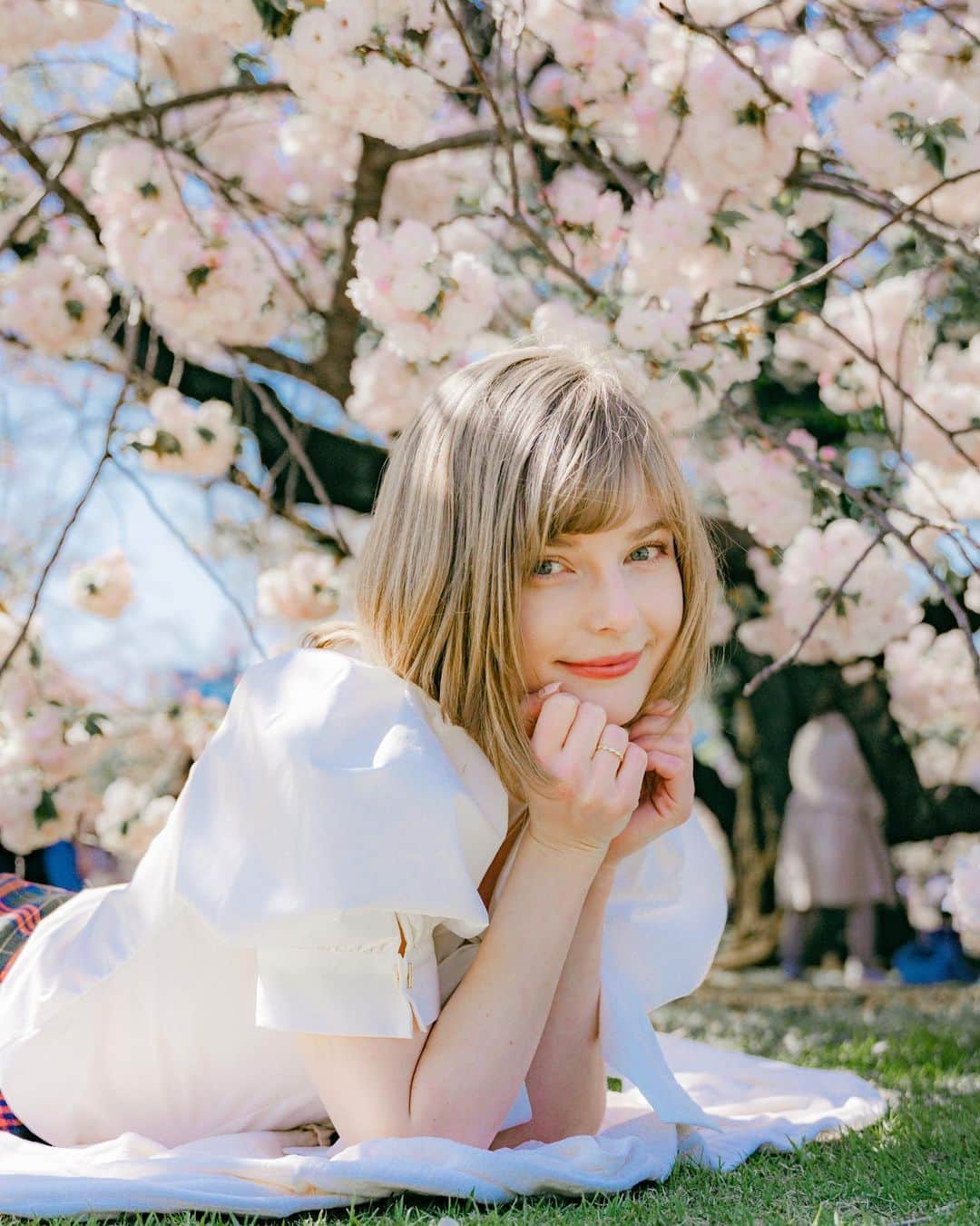 Ella Freyaのインスタグラム：「A hopeless romantic all my life   (More pictures in my fanclub) 📸: @pramudyakevin」