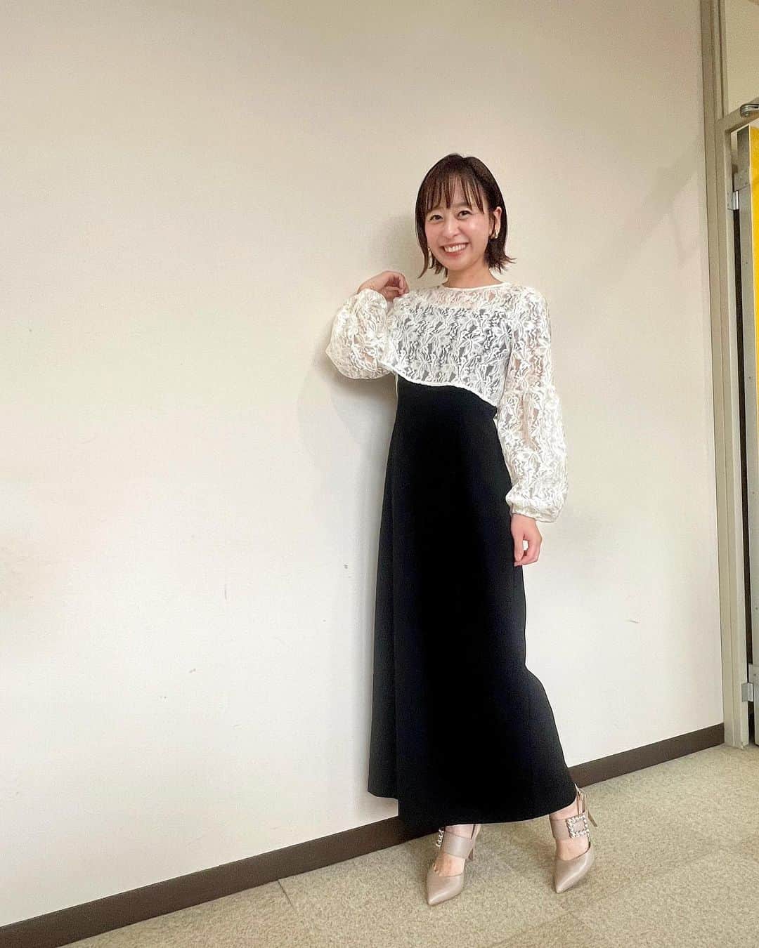 のインスタグラム：「スタイルをよく見せてくれるワンピース＆2ウェイは気分を変えてくれるから好き♡♡♡ ・ ・ 雑誌を見ていると、今年はレースが大流行してますよね😊✨✨ ・ ・ bs日テレ『汐留tv』の衣装です👗 ・ ・ この日は外ハネのヘアスタイルで堀江ちゃん @mina_horie  が褒めまくってくれました🥹 ・ ・ 2wayワンピース∶ @aimer_dress #aimer イヤリング∶ @abiste_official #abiste パンプス∶ @dianashoespress  #diana ・ ・ #ワンピース　#sサイズコーデ　#158cmコーデ #透け感コーデ　#結婚式コーデ #ファッション　#女子アナコーデ　#fashion #ootd #cordinate」