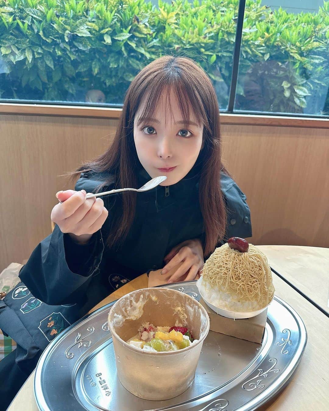 のインスタグラム：「ひむろしらゆき祭🍧  奈良公園バスターミナルで開催されている お祭りに行ってきました！ 色んな地方からかき氷屋さんが来ていて 夢みたいなお祭りです！ 4年ぶりだそうで、今回こうして参加出来て幸せ☺️  東京でのかき氷好きさんともお会いできたり、 たまたま相席になった関西の方と 関西と関東のかき氷情報交換なんかをしたりして かき氷愛を感じるお祭りでした😂  画像は  ・氷屋ぴぃす(東京) (@lovely.peace )さん 朝日山＆ブラッドオレンジ ビアンコマンジャーレを忍ばせて  ・べつばら(大阪) (@betsubara082 )さん ダブルチェリーマスカルポーネ  ・蛍茶園(大分) (@hotaruchaen )さん みかんみつきとほうじ茶ゆずカボス  ・さくら氷菓店(茨城) (@sakurahyokaten_reserve )さん いばらき和栗のMONTBLANC  ・cocoocafe(大阪) (@cocoocafe )さん シュワシュワMJ  ・朝日夫婦(台湾) (@asahihuuhu )さん エスプーマ杏仁と中華揚げパン  どの店舗さんも美味しかった〜！！ 季節を感じれるメニュー、店舗さんの個性を活かしたメニュー、どれも魅力的でした。ご馳走様でした！！  お話してくださった皆さんありがとうございました✨ 明日行かれる方も楽しんでください〜!!!  #ひむろしらゆき祭2023  #奈良 #かき氷」