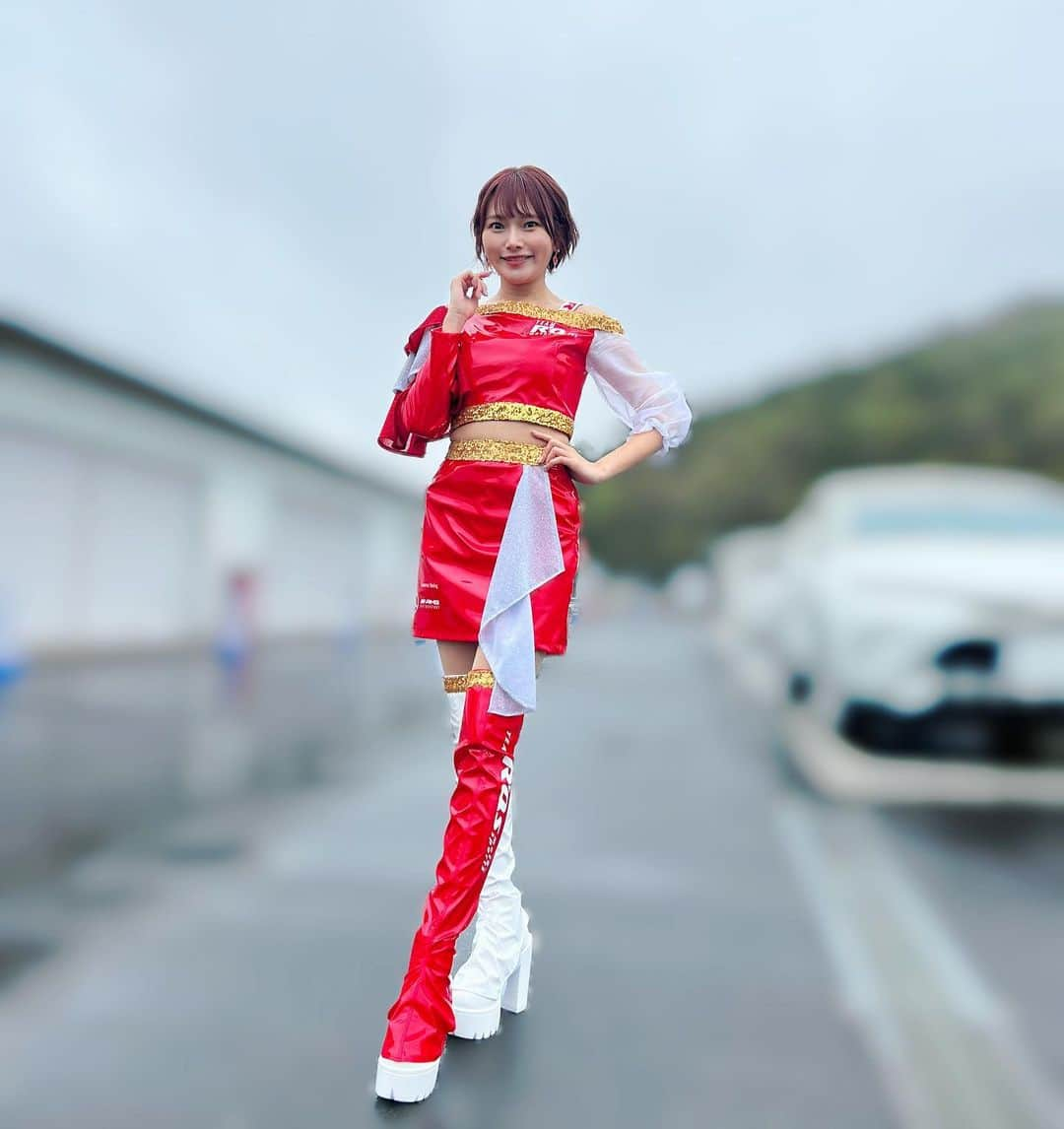 安西茉莉さんのインスタグラム写真 - (安西茉莉Instagram)「❤️ ⁡ 2023年度のSUPER GTが開幕しました👏 ⁡ ⁡ わたしは22号車 R'Qs Motor Sportsを応援する R'Qs Racing Girlsを4年ぶりに つとめさせていただきます🥰 ⁡ ⁡ またこのカテゴリー、そして 同じチームに戻ってこられたこと。 その幸せと責任を噛み締めて、 今年もサーキットを駆け抜けたいです❣️ ⁡ ⁡ 今日は大雨の影響もあり練習から大荒れで… 予選でも赤旗中断があったりと 改めてレースと自然の厳しさを痛感しました… ⁡ 全力の勝負の場で何も起きないなんてことは ありえないのだけど、せめてお天気がいいといいな。 明日は晴れますように🥺✨ ⁡ ⁡ 明日のグリッド担当はまりきゅんです！ 資料を読みながらイメトレしつつ 4年ぶりのグリッドにド緊張しております笑 ⁡ 実は明日でグリッド2回目なの🫢 意外と少ないでしょ笑 ⁡ ⁡ ⁡ 22号車は25番手からのスタートです！ ⁡ チームに熱い応援をよろしくお願いします❤️‍🔥 個人サポーターになってくださる方も 引き続き大募集してまーす！ ⁡ ⁡ ✼••┈┈┈┈••✼••┈┈┈┈••✼ ⁡ 見つけてくれてありがとう💓 ⁡ 江戸っ子レースクイーンまりきゅんです✌️ ⁡ モデル / MC / 管理栄養士 撮影会 / バーイベント / etc お仕事のご依頼はプロフィールの メールアドレスまでお願いします💌  ̖́-‬ ⁡ フォロー・いいね・コメント・保存で 応援してくれたらよろこびます🫶 ⁡ ✼••┈┈┈┈••✼••┈┈┈┈••✼ ⁡ #レースクイーン #管理栄養士 #ショートカット  #SUPERGT #スーパーGT #RQsMotorSports  #RQsRacingGirls #岡山国際サーキット  #レースクイーン写真部」4月15日 20時53分 - mysweetpn